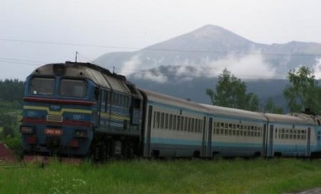 Курйоз: На Закарпатті пасажирам довелося штовхати потяг (ВІДЕО)