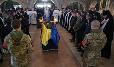 У Мукачеві попрощалися з ще одним загиблим на війні Героєм Сергієм Бідзілею (ФОТО)
