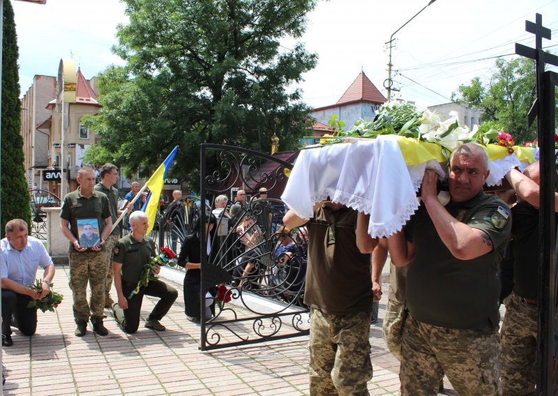 На Закарпатті попрощалися із загиблим  Василем Павлишинцем